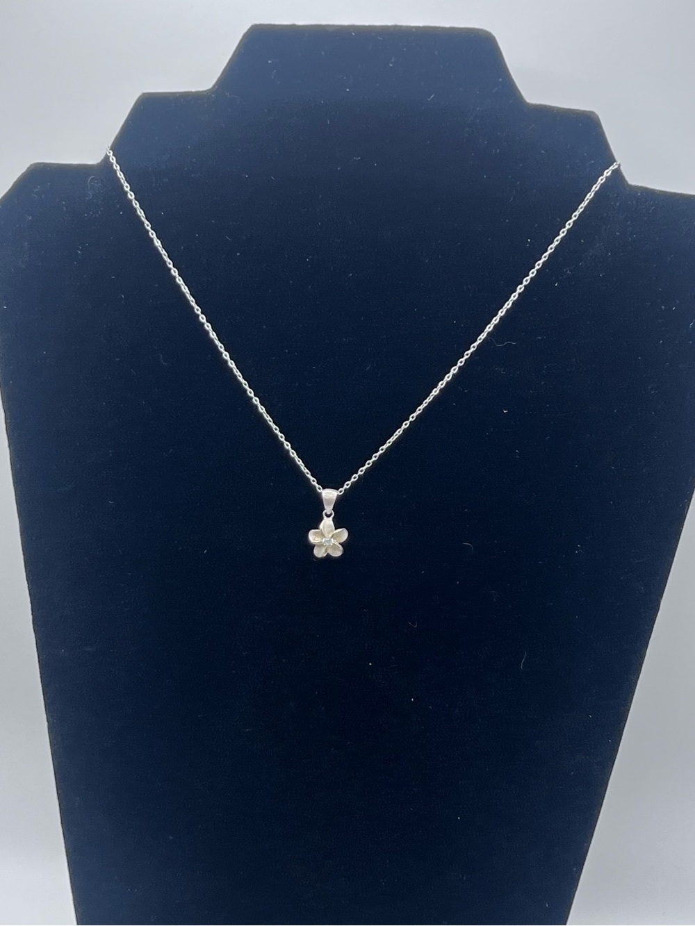 Sterling Silver Flower Pendant Necklace in Silver